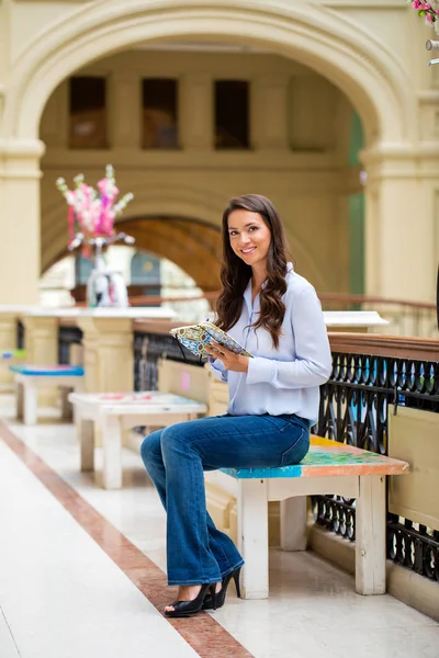 Mujer morena joven con un cuaderno —  Fotos de Stock