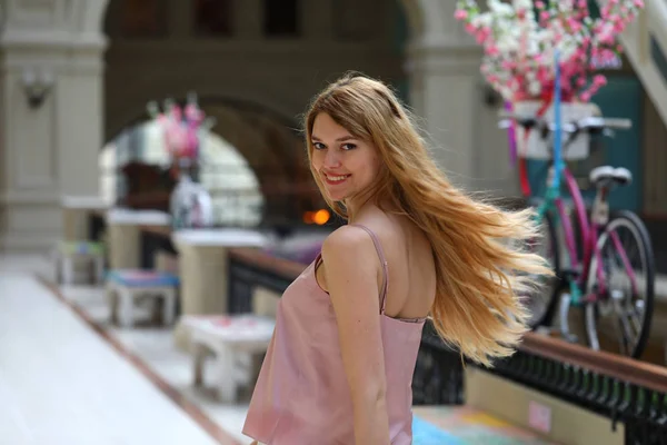 Jovem bela mulher loira — Fotografia de Stock