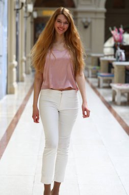 Genç, güzel sarışın kadın.