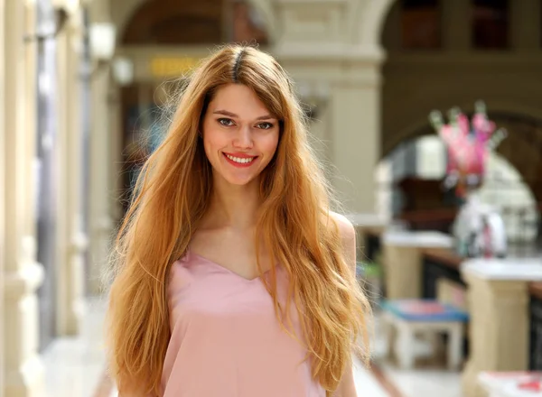 Jovem bela mulher loira — Fotografia de Stock