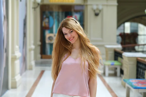 Ung vacker blond kvinna — Stockfoto