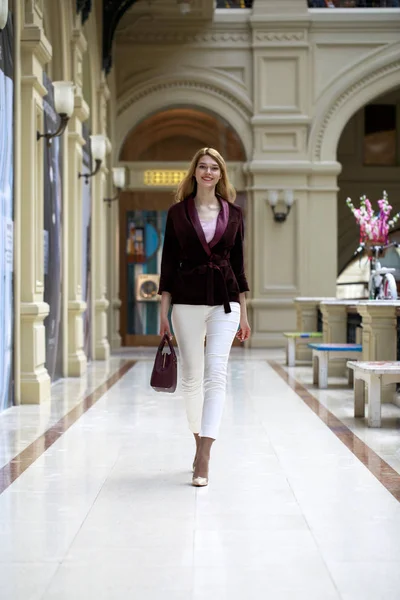 Bella donna bionda in pantaloni bianchi e giacca di velluto a coste — Foto Stock