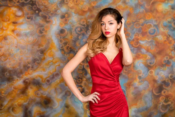 Joven hermosa mujer rubia en vestido rojo — Foto de Stock