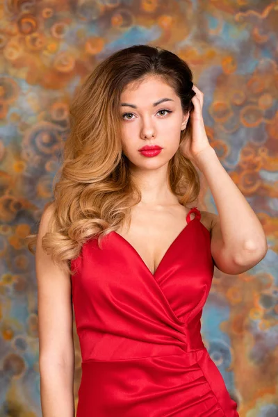 Kırmızı elbiseli sarışın genç güzel kadın — Stok fotoğraf