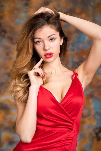 Jeune belle femme blonde en robe rouge — Photo
