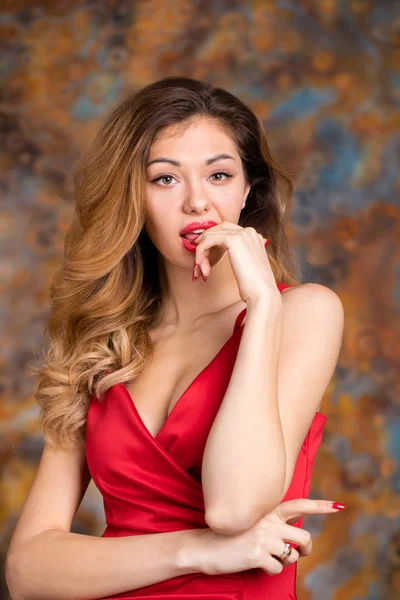 Jonge mooie blonde vrouw in rode jurk — Stockfoto