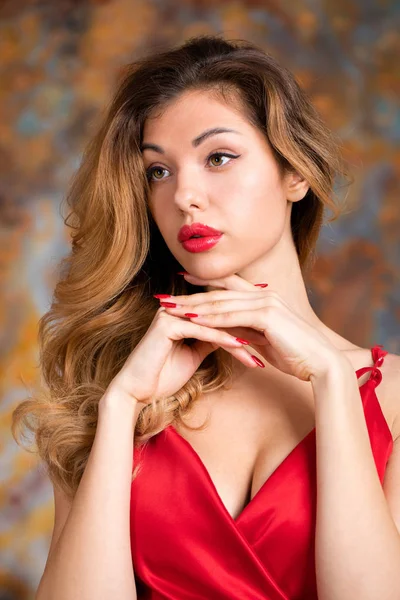 Szép fiatal szőke nő, piros ruhás — Stock Fotó