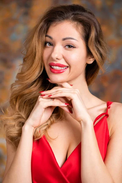 Jovem bela mulher loira em vestido vermelho — Fotografia de Stock