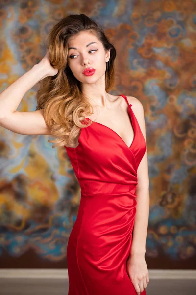 Jeune belle femme blonde en robe rouge — Photo