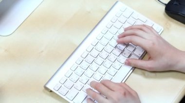 Klavye. Üstten Görünüm eller türü metin üstünde belgili tanımlık klavye