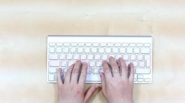 Klavye. Üstten Görünüm, erkek türü metin üstünde belgili tanımlık klavye eller