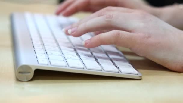 Toets. Close-up van vrouwelijke handen typt u tekst op het toetsenbord — Stockvideo
