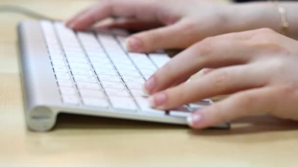 Tastiera. Belle mani femminili digitare il testo sulla tastiera — Video Stock