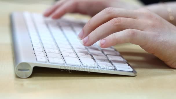 Diapasón. Primer plano Las manos femeninas escriben texto en el teclado — Vídeos de Stock