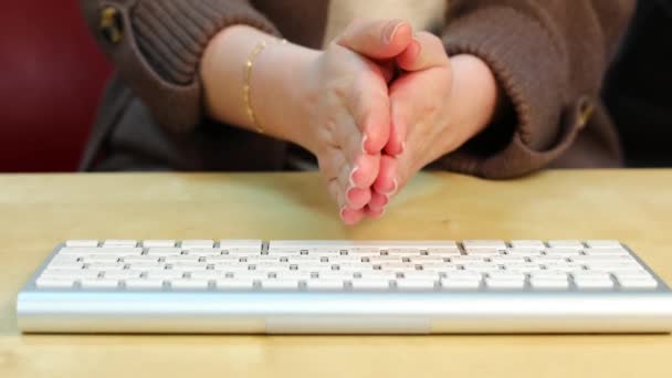 Fingerboard. Closeup hands typing on the computer keyboard — Stock Video