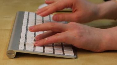 Klavye. Bilgisayar klavyede yazarak silah kadar kapatın