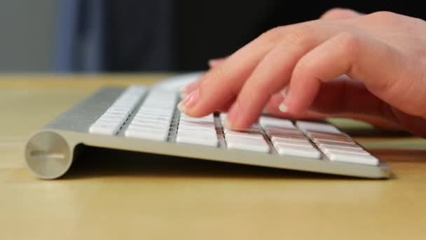 Diapasón. Cerrar las manos escribiendo en el teclado de la computadora — Vídeos de Stock