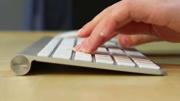 Diapasón. Cerrar Brazos femeninos escribiendo en el teclado del ordenador — Vídeos de Stock