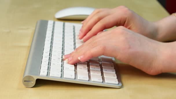 Diapasón. Cierre los brazos escribiendo en el teclado de la computadora — Vídeos de Stock