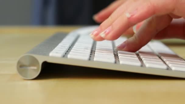 Diapasón. Primer plano Brazos femeninos escribiendo en el teclado de la computadora — Vídeos de Stock