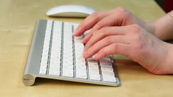 Toets. Close-up van vrouwen handen te typen op het toetsenbord van de computer — Stockvideo