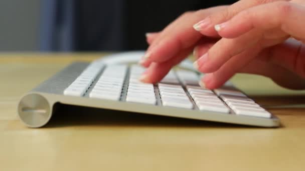 Fingerboard. Nahaufnahme weibliche Arme tippen auf der Computertastatur — Stockvideo