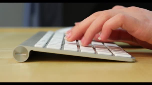 Fingerboard. Braços femininos digitando no teclado do computador — Vídeo de Stock