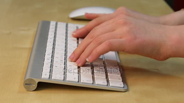 Podstrunnica. Zbliżenie broni pisania na klawiaturze komputera — Wideo stockowe