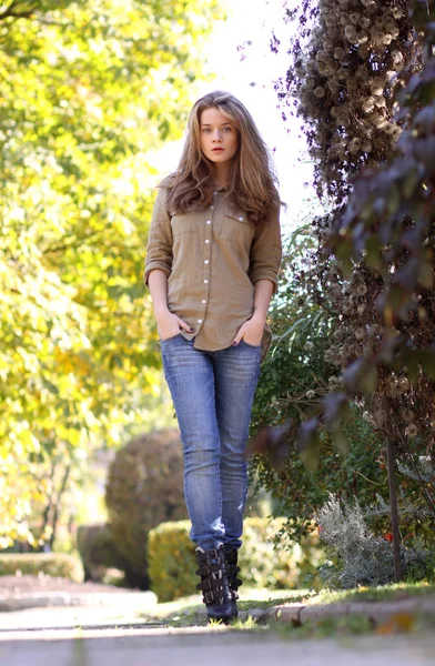 Jovem loira em jeans azuis — Fotografia de Stock