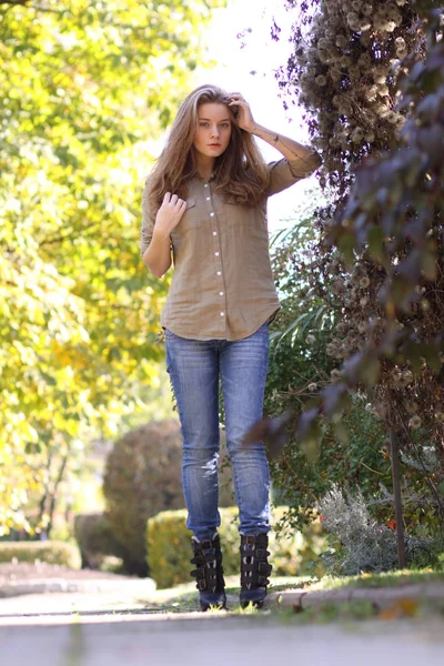 Unga blonda kvinnan i blå jeans — Stockfoto