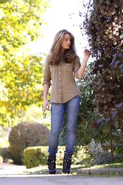 Giovane donna bionda in jeans blu — Foto Stock