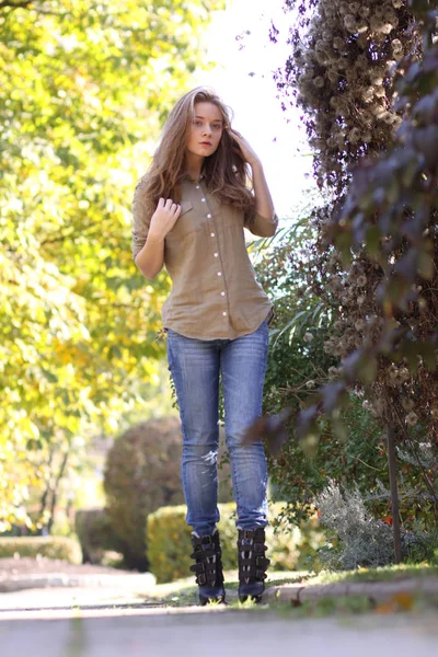 Sarışın genç kadın mavi Jeans — Stok fotoğraf