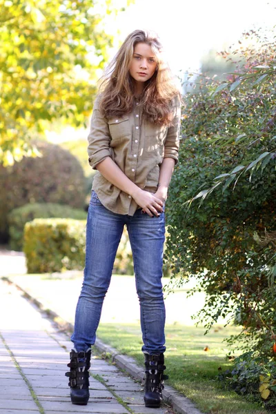 Giovane donna bionda in jeans blu — Foto Stock