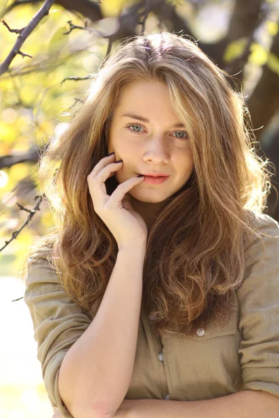 Retrato de una joven mujer hermosa — Foto de Stock