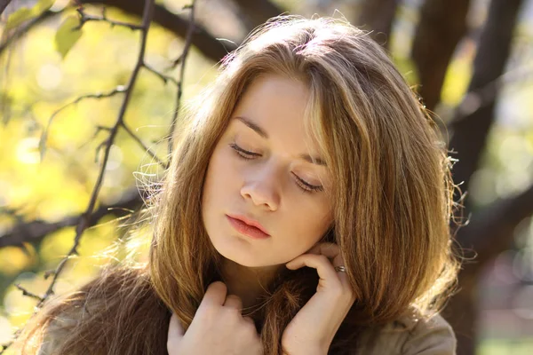 Portret van een jonge mooie vrouw — Stockfoto