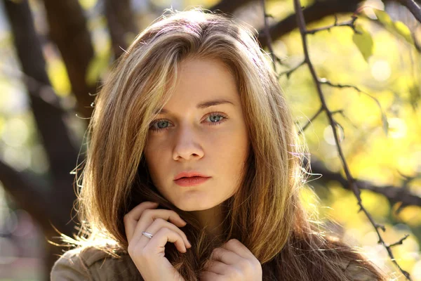 Retrato de una joven mujer hermosa —  Fotos de Stock