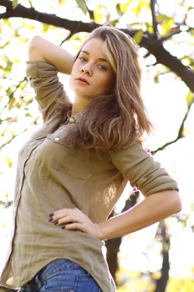 Retrato de una joven mujer hermosa — Foto de Stock