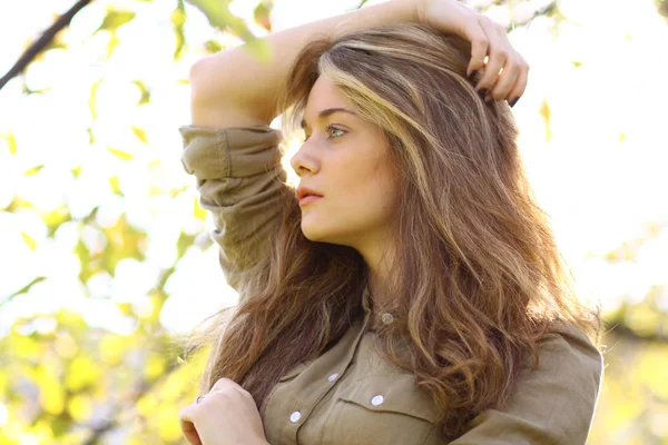 Retrato de uma jovem mulher bonita — Fotografia de Stock