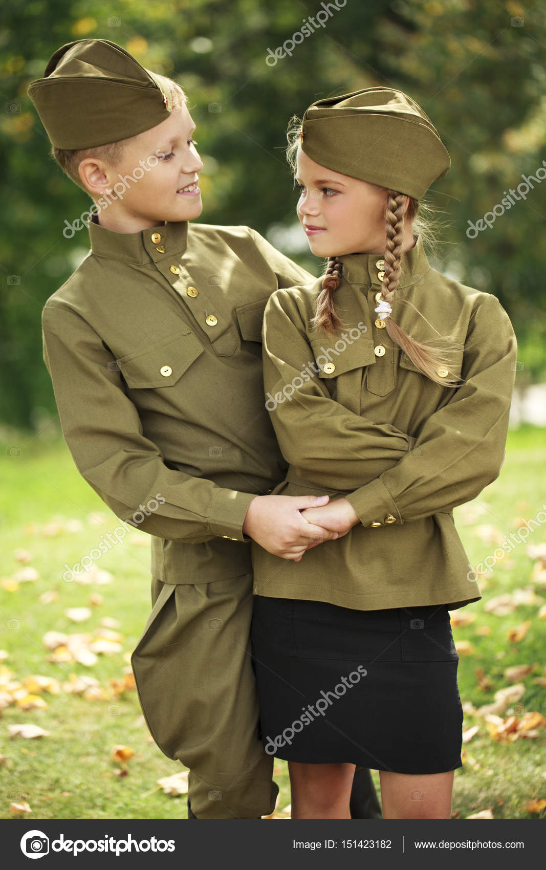 Dos niños con uniformes militares de la Gran Guerra Patria — Foto