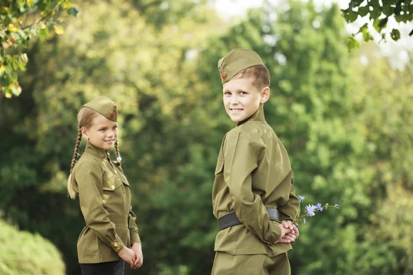 Dos niños con uniformes militares de la Gran Guerra Patria — Foto de Stock