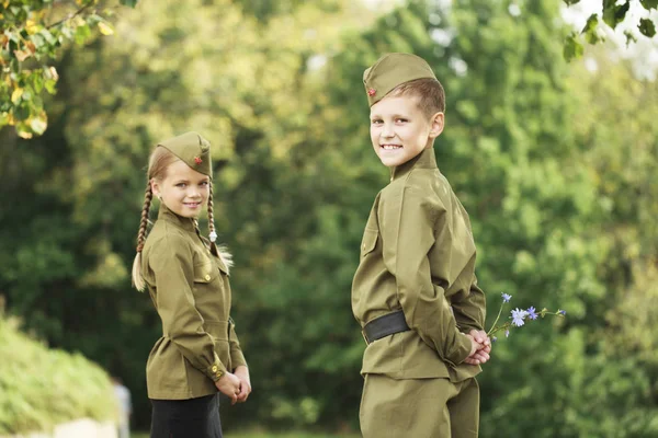 Dos niños con uniformes militares de la Gran Guerra Patria — Foto de Stock