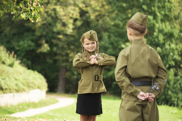 Duas crianças em uniformes militares da Grande Guerra Patriótica — Fotografia de Stock