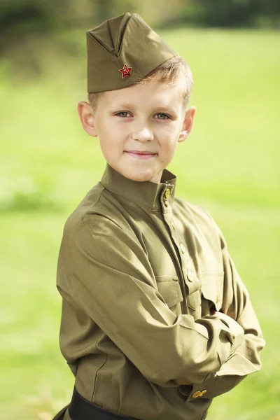 Niño en uniforme militar del ejército soviético — Foto de Stock