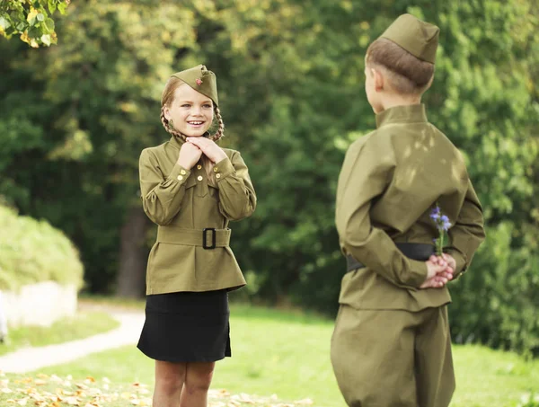 Duas crianças em uniformes militares da Grande Guerra Patriótica — Fotografia de Stock
