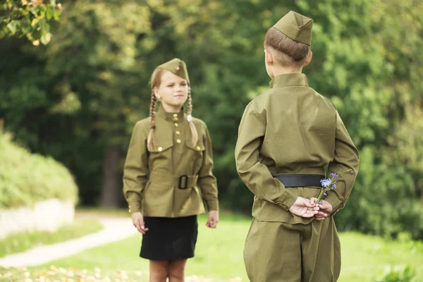 Двое детей в военной форме Великой Отечественной войны — стоковое фото