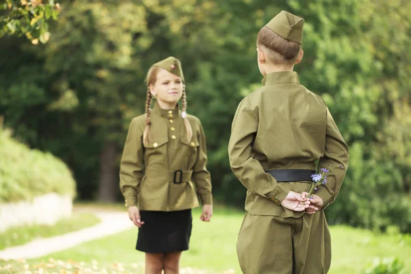 Dwoje dzieci w wojskowych mundurach Wielkiej Wojny Ojczyźnianej — Zdjęcie stockowe