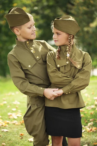 Duas crianças em uniformes militares da Grande Guerra Patriótica — Fotografia de Stock