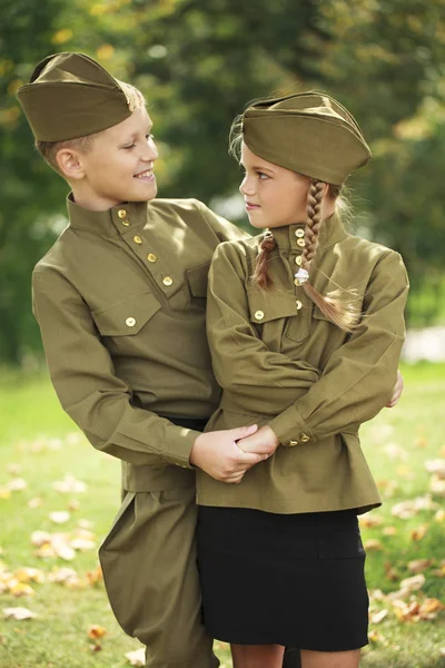 Duas crianças em uniformes militares da Grande Guerra Patriótica — Fotografia de Stock