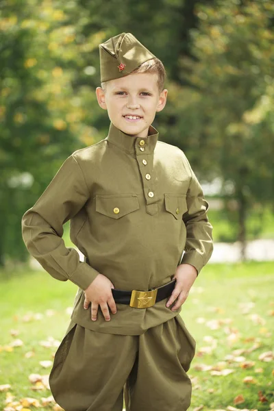 Niño en uniforme militar del ejército soviético —  Fotos de Stock