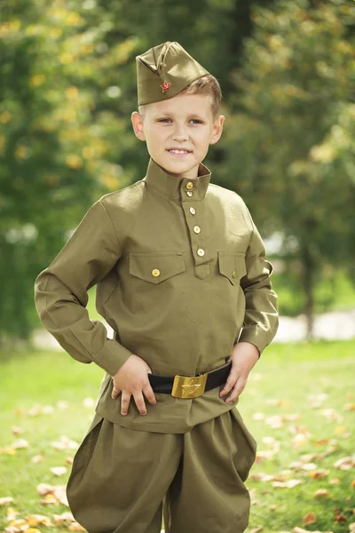 소련 군대의 군사 유니폼에 어린 소년 — 스톡 사진